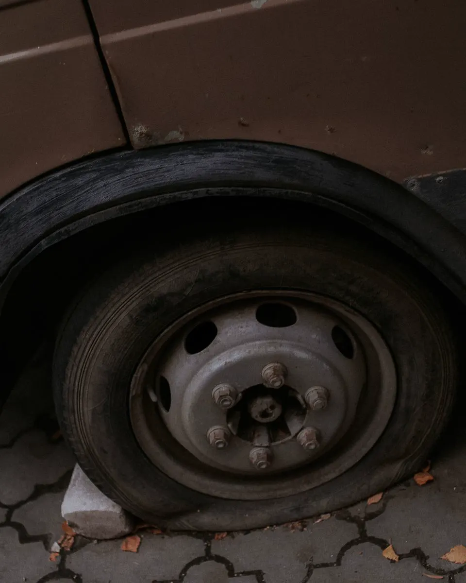 Ispuhana guma na automobilu, izbliza
